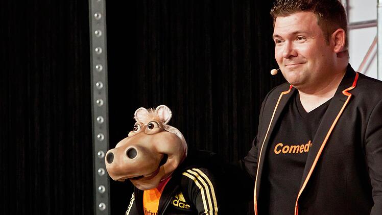 Sebastian Reich und Nilpferddame Amanda im Coburger KongresshausFoto: Jochen Berger