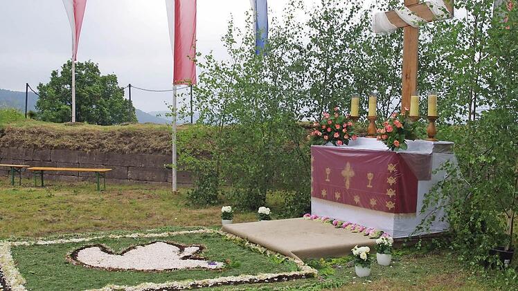 Der dritte Altar bei der Schwedenlinde wurde von der KAB Kronach gestaltet.  Foto: Heike Schülein
