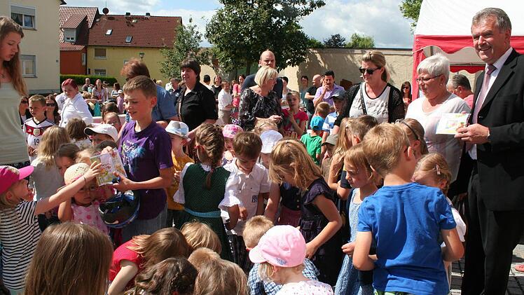 Die beiden Kindergärten der Gemeinde durften bei der Feier nicht fehlen. Rechts im Bild freut sich Bürgermeister Hans Beck über den Nachwuchs.
