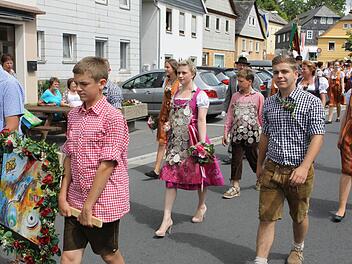 Beim Kinderfestzug in vorderster Front, Schützenkönigin Annika Welsch (M.) und Jungschützenkönig Jakob Bergmann (rechts dahinter).  Foto: Michael Wunder