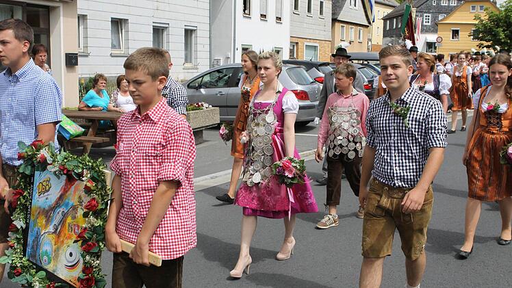 Beim Kinderfestzug in vorderster Front, Schützenkönigin Annika Welsch (M.) und Jungschützenkönig Jakob Bergmann (rechts dahinter).  Foto: Michael Wunder