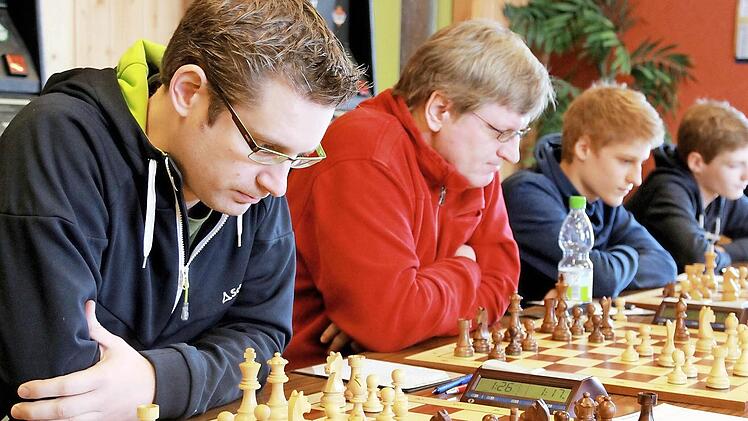 Holger Schwarzmann (von links), Horst Schulz, Alexander Mönius und Oliver Mönius konzentrieren sich auf das Schachspiel.  Foto: privat
