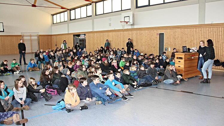 Aufmerksam lauschten die Schüler der Dr.-Ernst-Schmidt-Realschule Ebern den Ausführungen der "Bufdis" Dzana Eco und Pia Lilleke (von rechts). Auch Schulleiter Hartmut Weis (hinten links) hört aufmerksam zu. Foto: Helmut Will