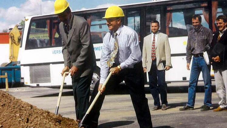 Spatenstich für einen modernen Betriebshof im Jahr 1996.  Archivfoto: Karlheinz Franz