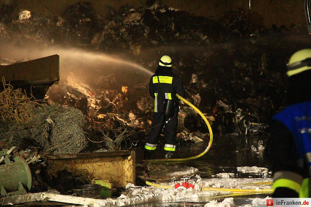 Großbrand im Nürnberger Hafengebiet - Anwohner sollten Fenster und Türen geschlossen halten