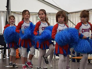 Die Cheerleader des FC Haarbrücken performen zu "Cotton Eye Joe".Foto: Daniela Pondelicek