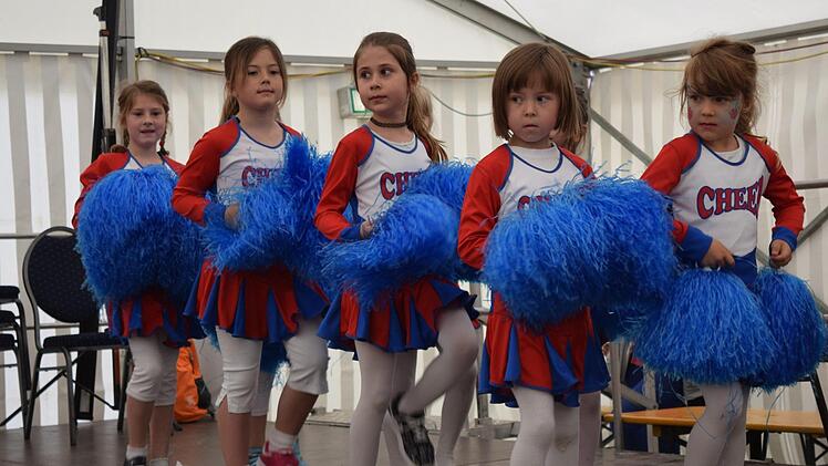 Die Cheerleader des FC Haarbrücken performen zu "Cotton Eye Joe".Foto: Daniela Pondelicek