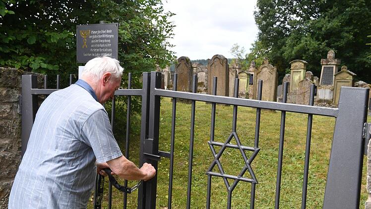 Gerhard Schätzlein hat den Schlüssel für den Jüdischen Friedhof. Foto: Ronald Rinklef