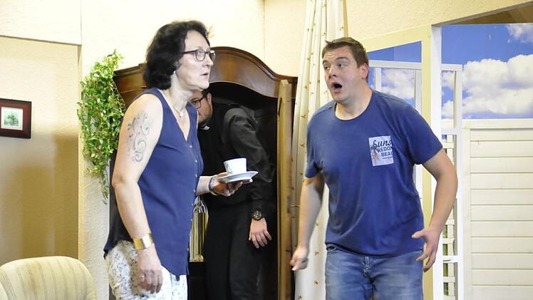 Was macht der Mann im Schrank? Max (Fabian Halbig) will eine Antwort von Hedwig (Beatrix Kirchner). Foto: Peter Klopf