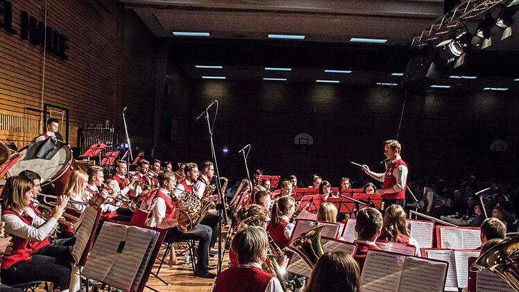 Impressionen vom Weihnachtskonzert mit dem Jugendorchester und dem Musikverein Stadt Rödental in der fast ausverkauften Franz-Goebel-Halle.Foto: Jochen Berger