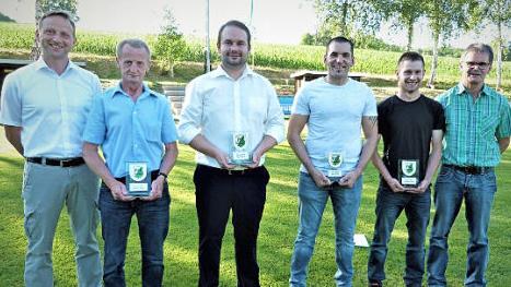 Spielerehrungen mit (von links) Bürgermeister Robert Bosch, Helmut Pistor, Tino Fischer, Alex Frank, Daniel Schmidt und stellvertretendem Spielleiter Gerhard Fischer