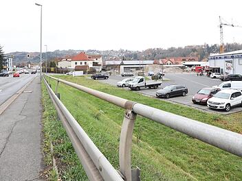 An der Beamtenfachhochschule (hinten, rechts) wird gebaut. Locken solche Entwicklungen nun auch Unternehmen wie Fast-Food-Ketten nach Kronach? Foto: Marian Hamacher