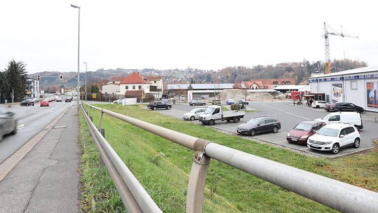 An der Beamtenfachhochschule (hinten, rechts) wird gebaut. Locken solche Entwicklungen nun auch Unternehmen wie Fast-Food-Ketten nach Kronach? Foto: Marian Hamacher