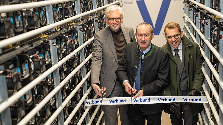 Iphofen: Einer der größten Batteriespeicher Bayerns eingeweiht - Strom für Zehntausende Haushalte