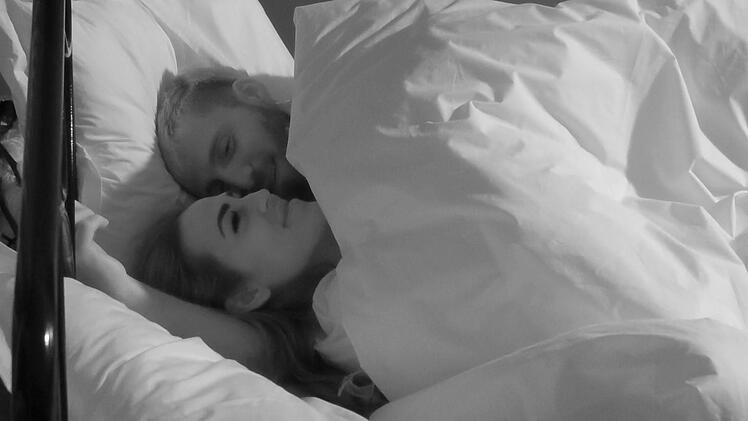 Als erster Mann darf Patrick die Nacht bei Elena verbringen.