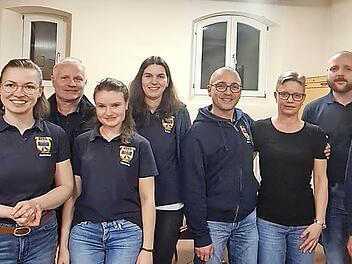 Neuwahlen und Ehrungen beim Musikverein Ma&szlig;bach: Beate Hub, Rebekka Benckiser R&auml;th, Victoria Klement, Stefan Erhard, O. Gleichmann, Christoph Klement, Tanja Saal, Michael und Diana Schraut sowie Christoph Benckiser