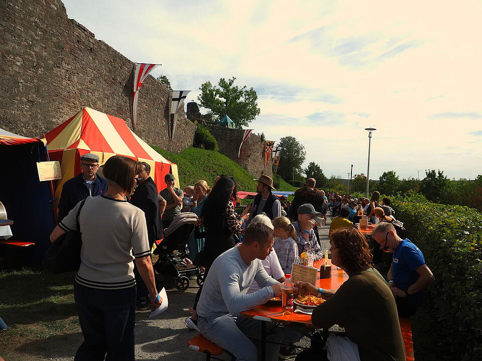 Buntes Treiben auf der Burg.