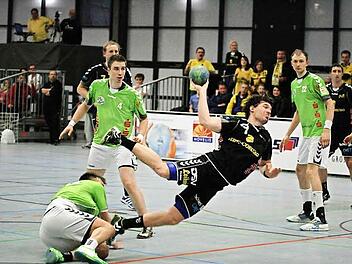 Selten kam Dominic Kelm so frei zum Wurf. Die Abwehr der Hausherren machte dem Kreisläufer das Leben auch mit unlauteren Mittel sehr schwer. Fotos: Iris Bilek