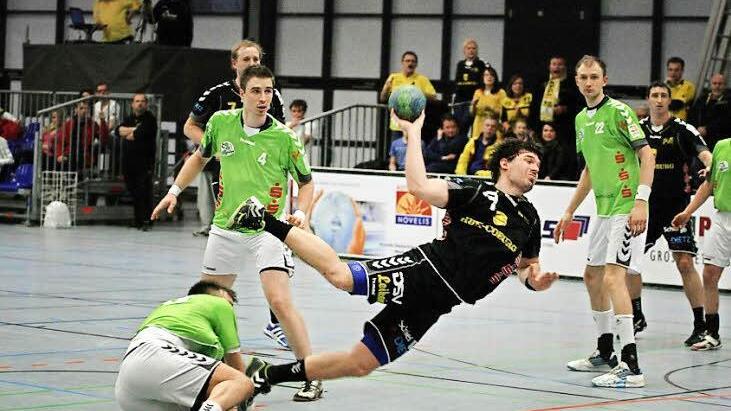 Selten kam Dominic Kelm so frei zum Wurf. Die Abwehr der Hausherren machte dem Kreisläufer das Leben auch mit unlauteren Mittel sehr schwer. Fotos: Iris Bilek