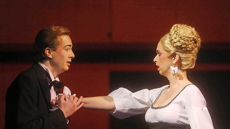 Zahlkellner Leopold (David Zimmer) schwärmt für seine Chefin, die Wirtin Josepha (Ulrike Barz). Doch bis zum Happyend warten allerlei turbulente Verwicklungen in Ralph Benatzkys Singspiel "Im weißen Rössl". Fotos: Henning Rosenbusch