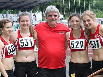 Staffeltitel als Geschenk: Zum 65. Geburtstag ihres Trainers Bernd Neumann gratulieren die Münnerstädterinnen (von links) Luisa Ruck, Lara Mahlmeister, Deborah Adam und Luisa Zeitz.  Fotos: Reinhold Nürnberger