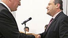 Manfred Deinlein (rechts) dankte Klaus Etterer für sein Engagement für die Gemeinde.