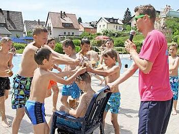 Mit Feuereifer sind die Jungs bei der Schwammschlacht dabei. Moderator Pascal Schmale wachte mit Argusaugen darüber, dass alles mit rechten Dingen zuging.