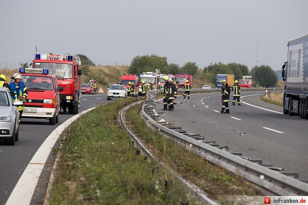 Lkw kracht nach Reifenplatzer auf A73 in Leitplanke