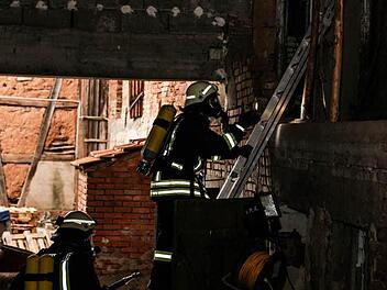 Auch in entlegenen Orten wie einer Stallung oder einem Heuboden suchten die Feuerwehrleute bei der Übung nach Vermissten.  Foto: Feuerwehr