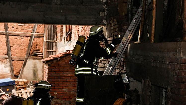 Auch in entlegenen Orten wie einer Stallung oder einem Heuboden suchten die Feuerwehrleute bei der Übung nach Vermissten.  Foto: Feuerwehr
