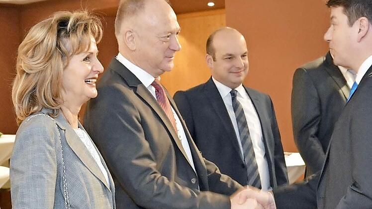 Bürgermeister Helmut Blank (links) begrüßt den Landtagsabgeordneten Sandro Kirchner. Links neben ihm Lydia Bangert, rechts 2. Bürgermeister Michael Kastl.