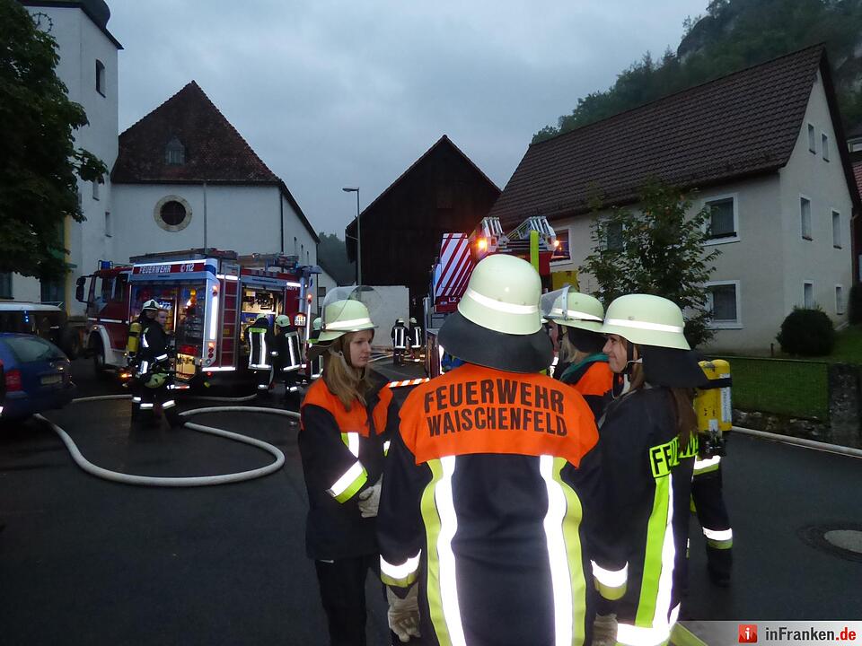 Feuer in Tüchersfeld: Auto in Flammen, Garage brennt aus