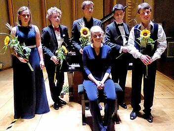 Gruppenbild mit Gewinnerin: Elisabeth Brauß (sitzend) mit (von links) Annika Treutler, Nikolay Khozyainov, Thomas Schuch, Kaan Baysal und Julian Trevelyan anch der Siegerehrung. Foto: Ahnert