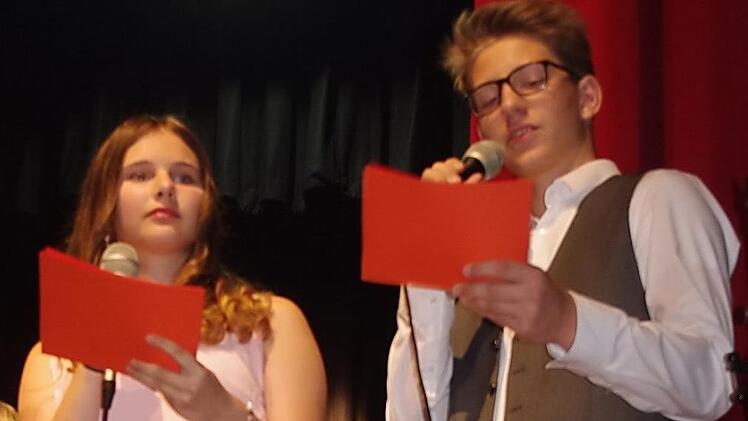 Eva Müller und Nicholas Gentzsch führten durch den Abend. Foto: Heike Schülein