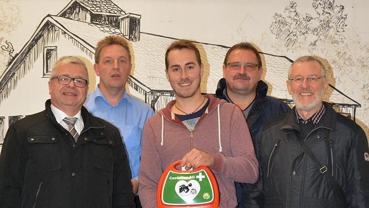 Die Spender: Anton Koch (VR-Bank), Matthias Nürnberger (FFW Lauter), Maximilian Manger (Jugendclub Pumphäusle), Egon Gessner (FFW Lauter) und Bürgermeister Waldemar Bug. Björn Hein