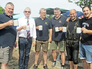 Günter Scheubel, Johann Kalb, Ernst Nickel, Josef Körner, Johannes Krapp und David Hertl (v. l.) freuten sich über den guten Besuch des Frühschoppens. Foto: Kommunale Allianz Drei-Franken-Eck