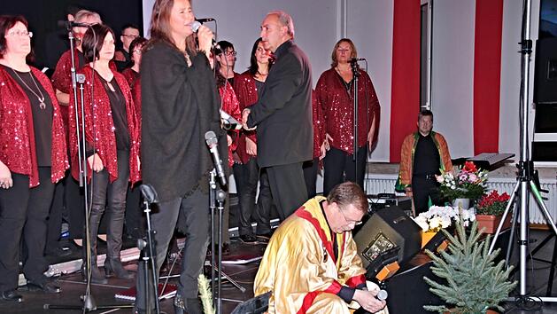 Beeindruckend und prima arrangiert das Medley "Jesus Christus Superstar" mit Diethelm Schorscher als Jesus und dahinter Anja Schmidt als Maria Magdalena. Foto: Helmut Will