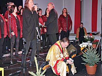 Beeindruckend und prima arrangiert das Medley "Jesus Christus Superstar" mit Diethelm Schorscher als Jesus und dahinter Anja Schmidt als Maria Magdalena. Foto: Helmut Will