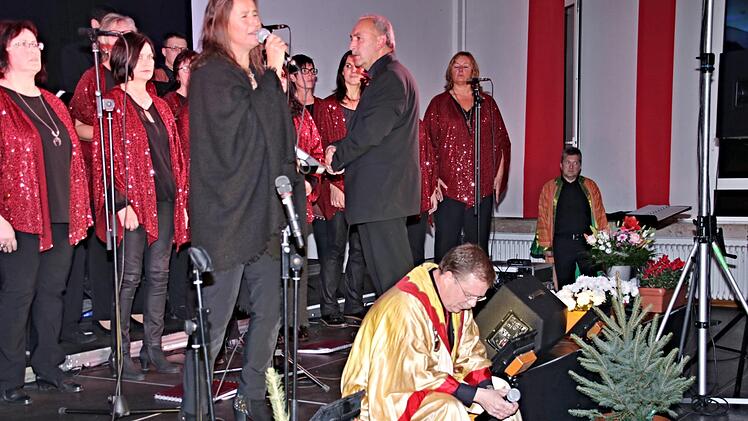 Beeindruckend und prima arrangiert das Medley "Jesus Christus Superstar" mit Diethelm Schorscher als Jesus und dahinter Anja Schmidt als Maria Magdalena. Foto: Helmut Will