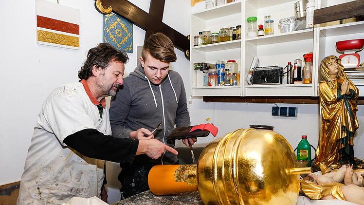 Meister Robert Dörfler gibt dem Lehrling Tipps.