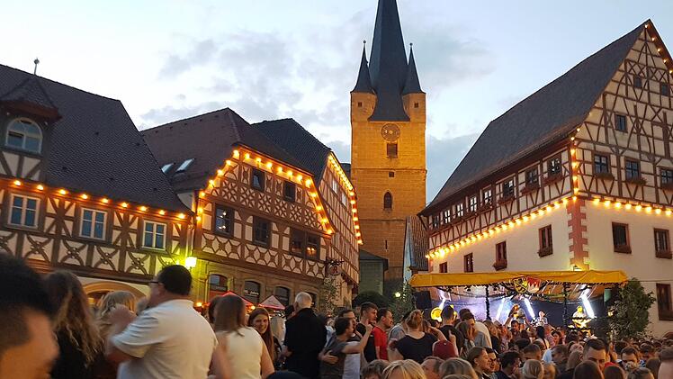 Stimmungsvolle Impression vom Samstagabend beim Zeiler WeinfestBrigitte Krause