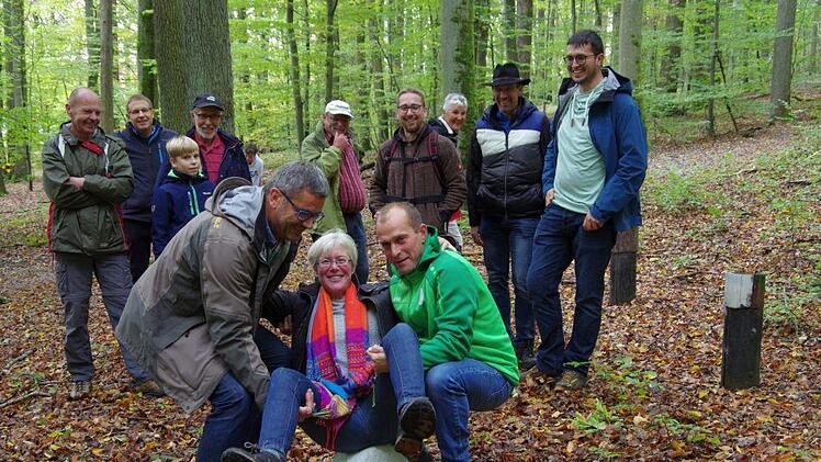 Eine alte Tradition: Stauchen am Grenzstein. Armin Buscham (links) und Matthias Glöckler (rechts) stauchten Stadträtin Martina Greubel.Klaus Werner