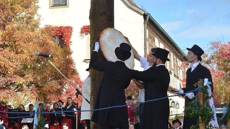 Am Sonntag wurde nach dem Tanzen, nach alter Väter Sitte, der Streuselkuchen an den Planbaum gehängt. Foto: Isolde Krapf