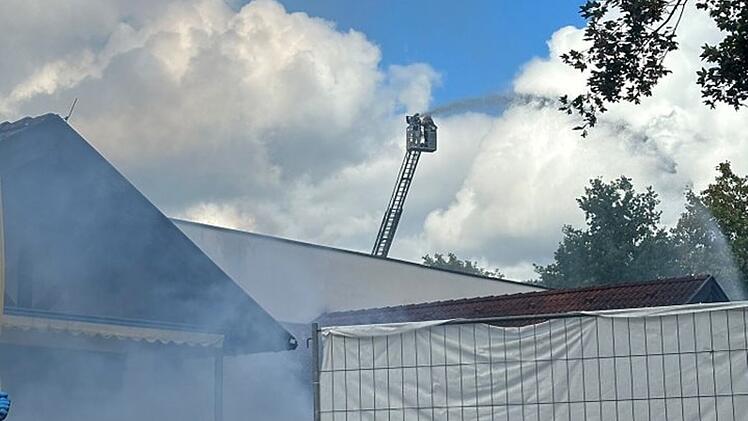 Feuerwehr Neustadt bei Coburg: Einsatzkr&auml;fte veranstalten spektakul&auml;re &Uuml;bung f&uuml;r Schaulustige