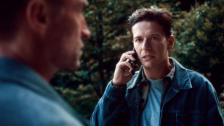 Nathalies Mann Martin (Stefan Gorski, rechts) weiß, dass seine Frau nie so lange von ihrem Baby wegbleiben würde und macht sich Sorgen. Gemeinsam mit seinem Vater Georg (Benjamin Sadler) startet er eine große Suchaktion.