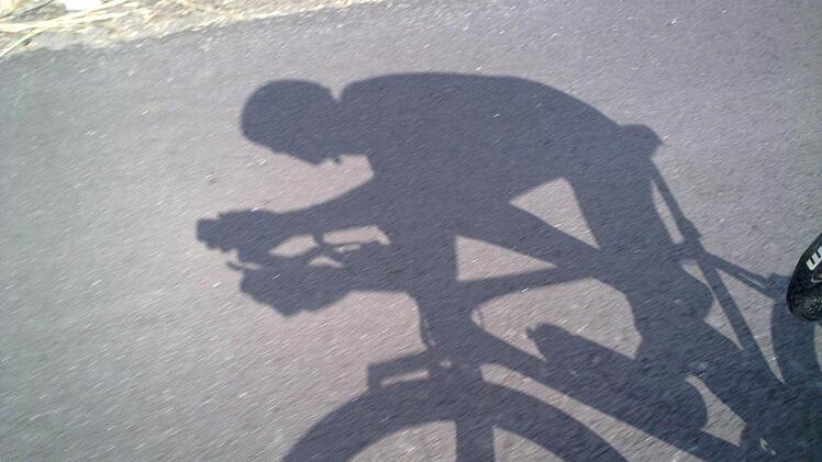 Ist Peter Röder schneller als sein Schatten? Am Samstagabend unserer Zeit gilt es für den Großlangheimer beim Hawaii-Ironman. Foto: Röder