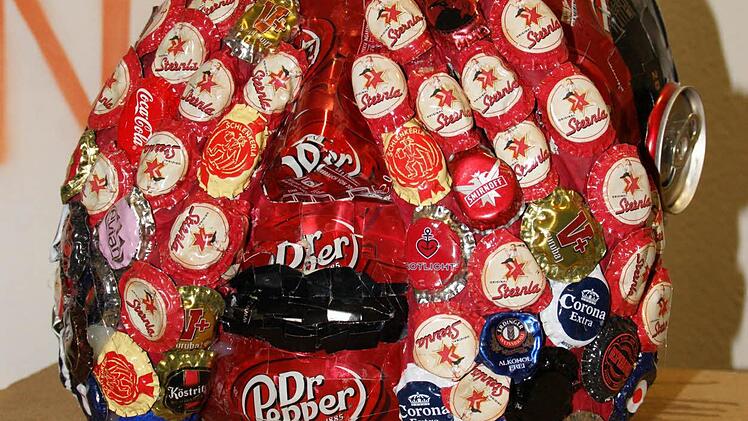 Ein Blechkopf im wahrsten Sinne entstand aus Kronkorken.  Foto: Sabine Weinbeer