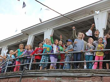 Zusammen mit Oberbürgermeister Kay Blankenburg und Stadtjugendarbeiter David Rybak starteten die Kinder ihre Saale-Zeitungs-Papierflieger, die sie zuvor mit Susanne Metz und Josef Ertl von der Saale-Zeitung gebastelt hatten.  Foto: Thomas Malz