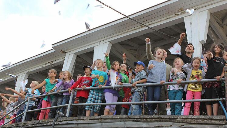 Zusammen mit Oberbürgermeister Kay Blankenburg und Stadtjugendarbeiter David Rybak starteten die Kinder ihre Saale-Zeitungs-Papierflieger, die sie zuvor mit Susanne Metz und Josef Ertl von der Saale-Zeitung gebastelt hatten.  Foto: Thomas Malz