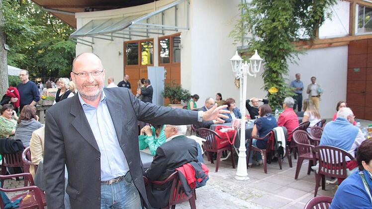 Stellvertretender Gesamt-Anzeigenleiter Bernd Seidel eröffnet das Büfett.